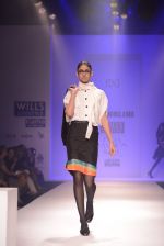 Model walks for Chandrani, Mrinalini, Dhruv-Pallavi Show at Wills Fashion Week 2013 Day 5 on 17th March  (75).JPG